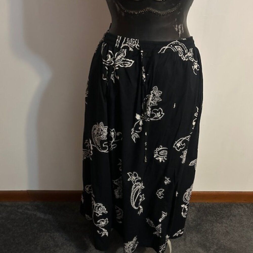 First Issue a Liz Claiborne Co Black/White Paisley drawstring skirt, size XL